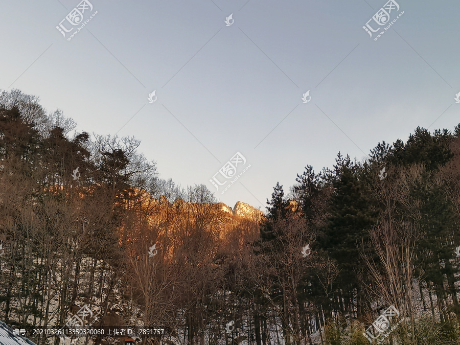 夕阳下的大山