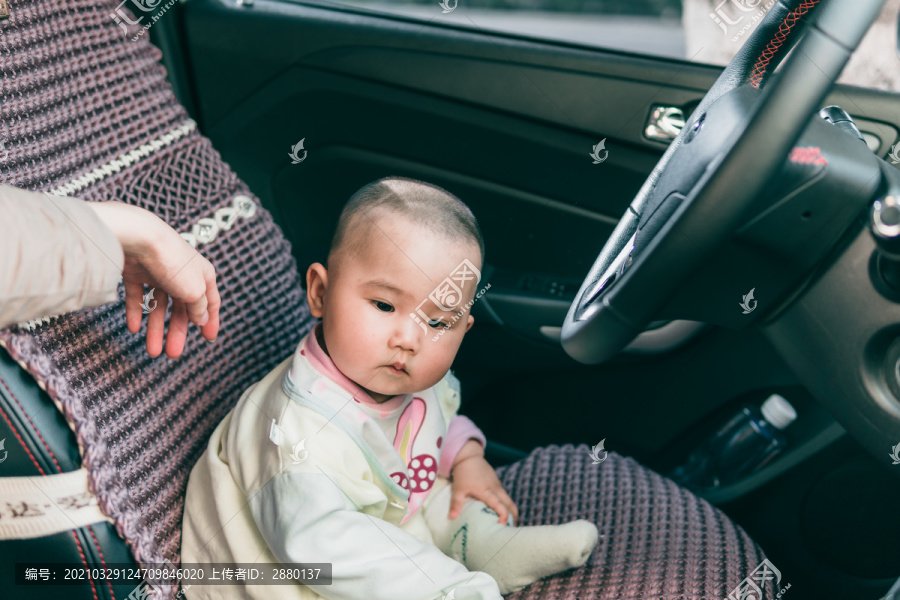 10个月大婴儿户外座汽车里