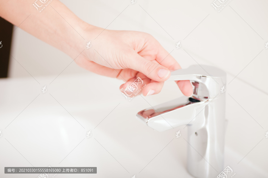 女人（只看手）洗手后关上水龙头