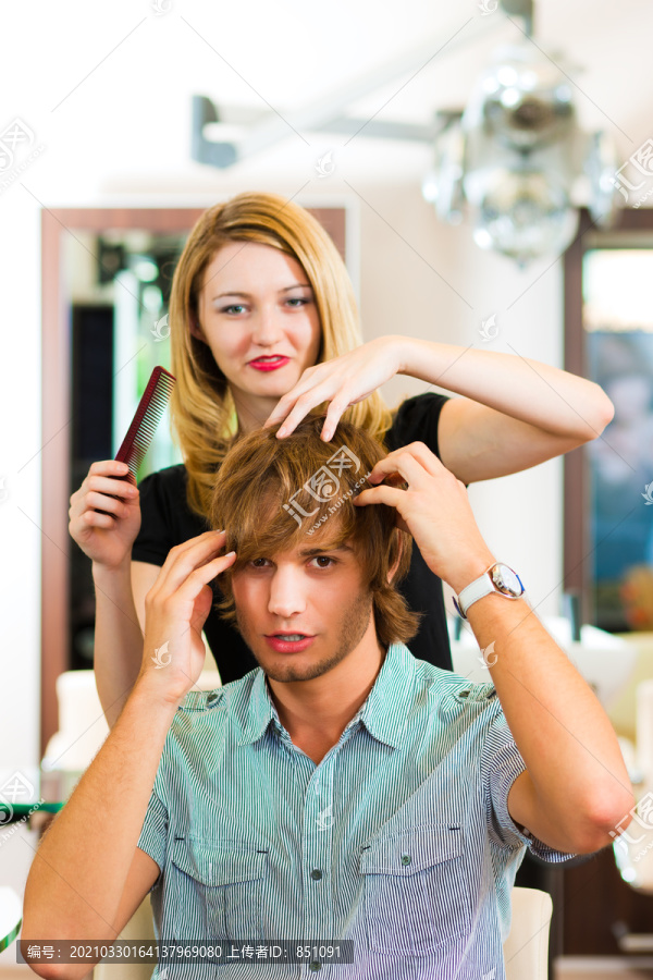理发店的男人，她正在给他理发