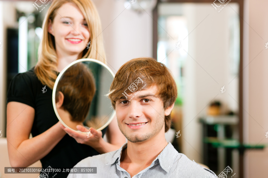 理发店的男人，她已经剪好了，正在镜子里展示结果