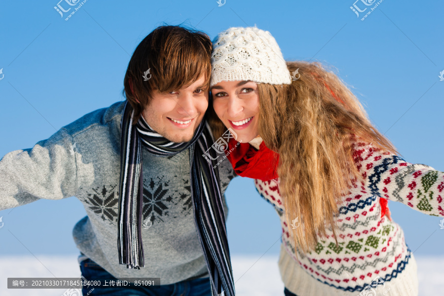 一对男女在冬季散步时互相拥抱