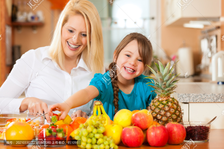 健康饮食-母亲和孩子坐在厨房里，早餐吃不同种类的水果