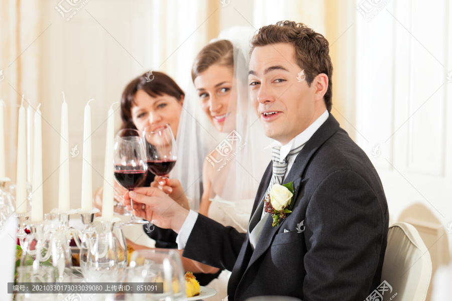 晚宴上的婚礼派对-有客人的新婚夫妇