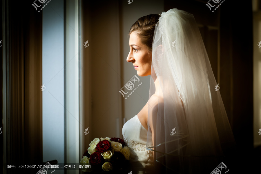 新娘在婚礼上-她正看着窗外