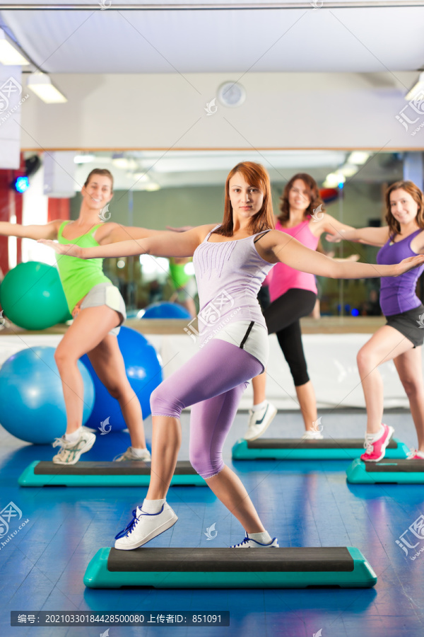 健身房里锻炼的年轻女性