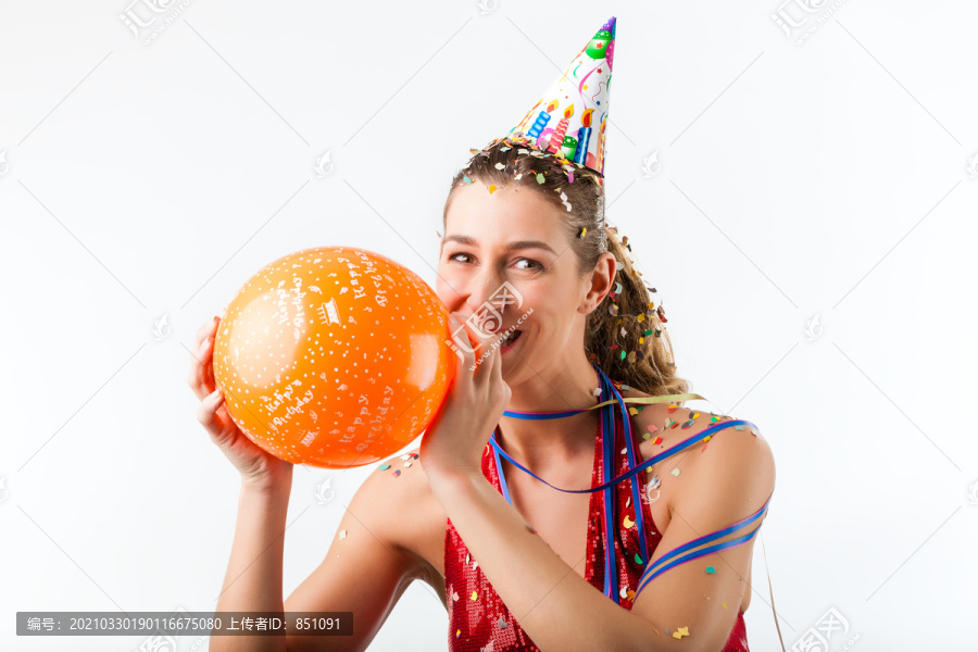 带着气球和微笑在五彩纸屑淋浴间庆祝生日的女人