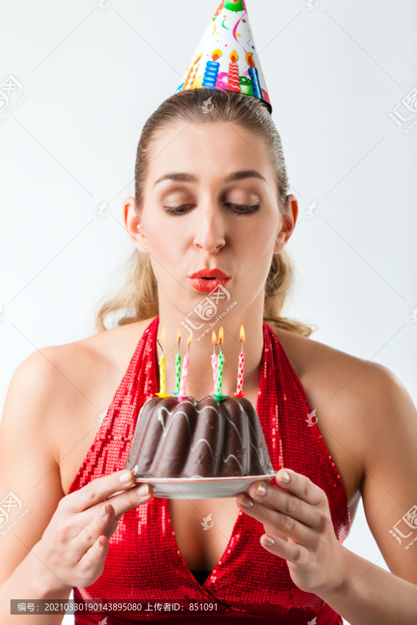 拿着蛋糕和蜡烛庆祝生日的女人