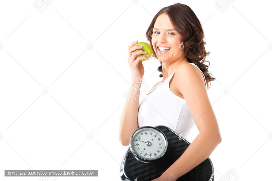 饮食和体重，胳膊下夹着鳞片和苹果的年轻女子