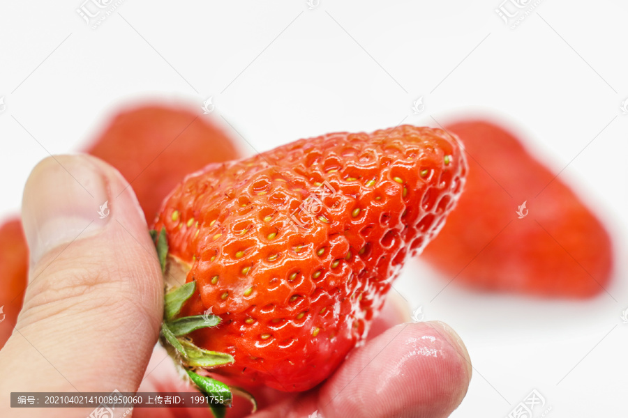 手持草莓