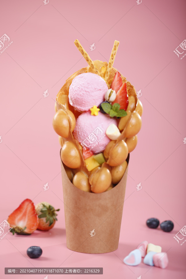 草莓鸡蛋仔冰淇淋
