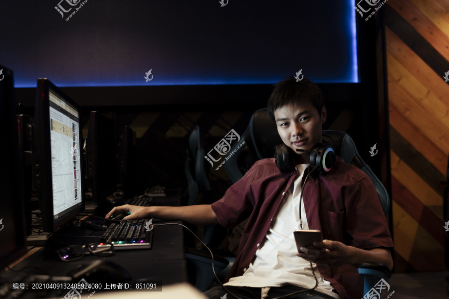 网吧里年轻的亚洲玩家的画像。职业玩家。