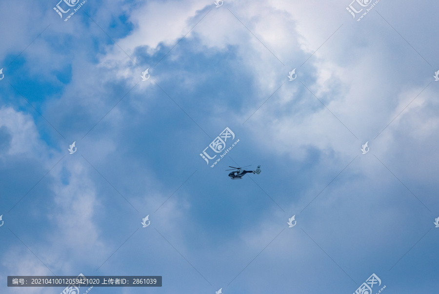 天空中的直升飞机