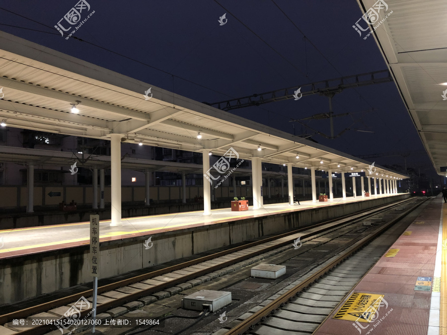 夜色中的高铁站台