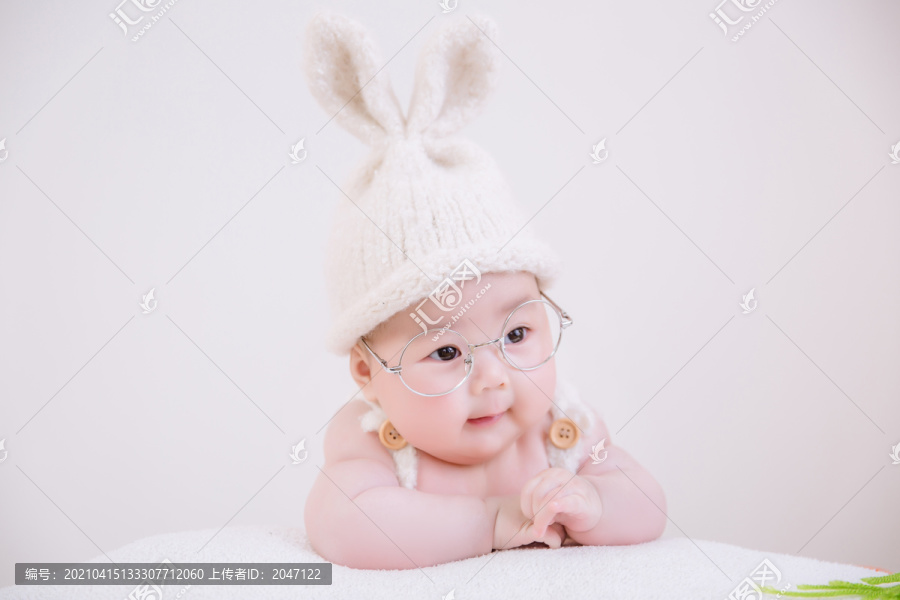 可爱宝宝戴眼镜胡萝卜兔子造型