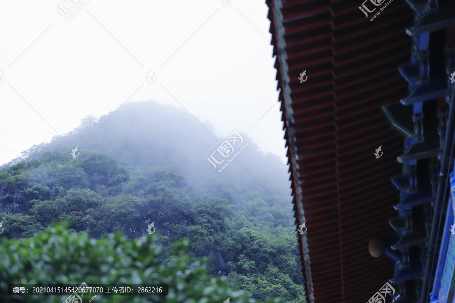 雨中寺庙