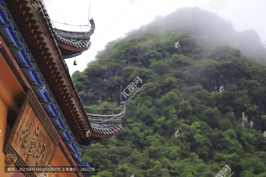 雨中寺庙