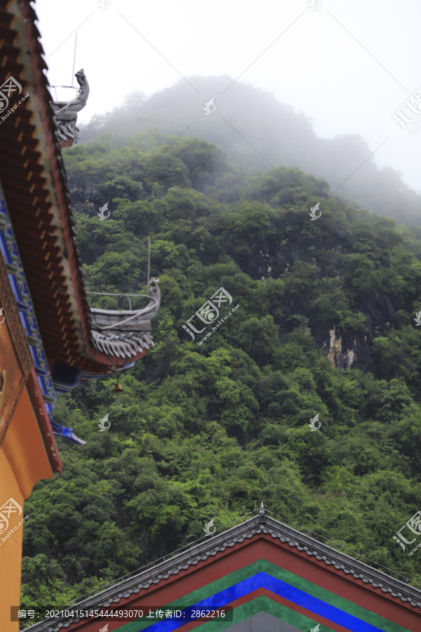 雨中寺庙