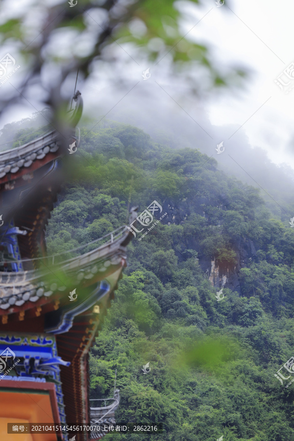 雨中寺庙