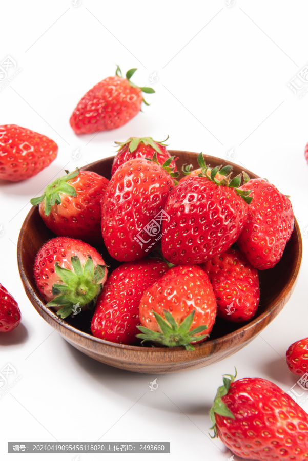 新鲜草莓白色背景