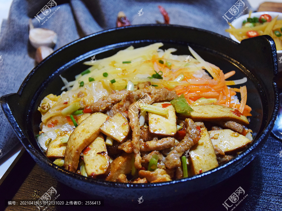 豆腐炒肉丝砂锅饭