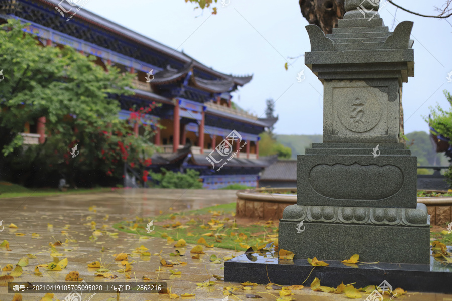 雨中寺庙