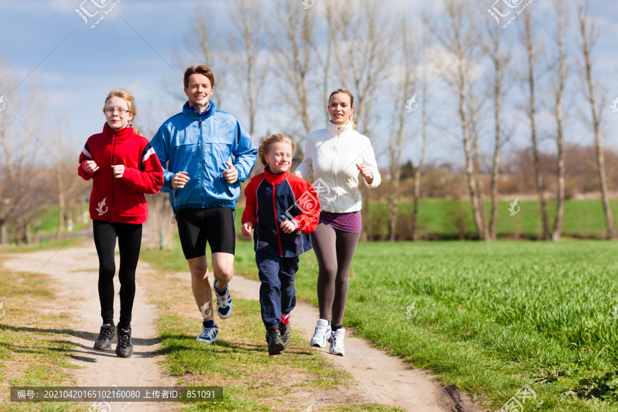 家人、母亲、父亲和孩子们都在户外跑步或慢跑