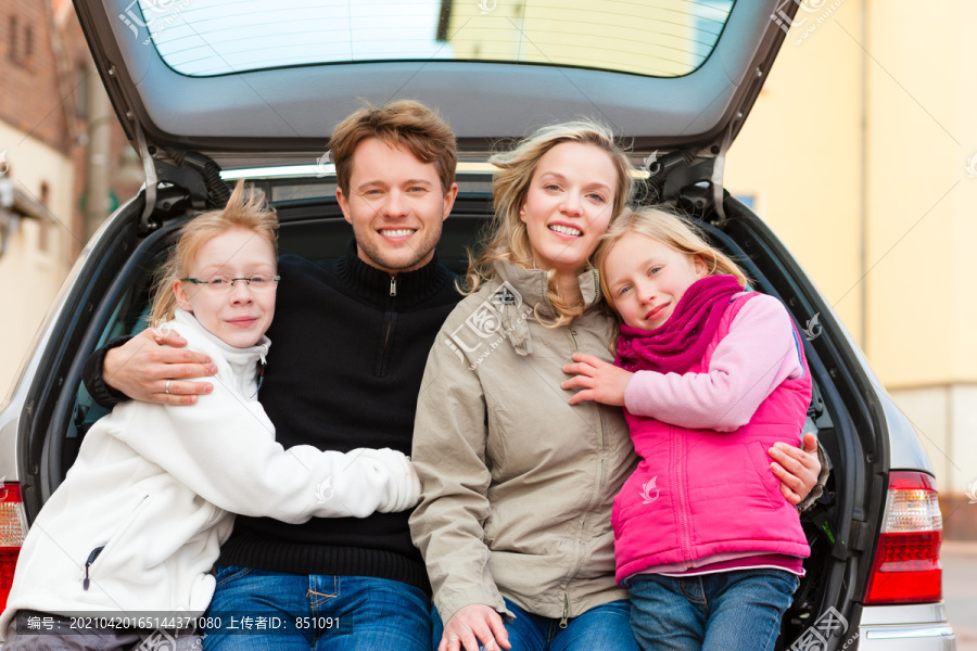 一家人，母亲，父亲和孩子，坐在后备箱里，他们旅行
