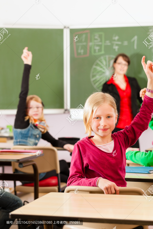 教育-年轻的女教师和学生在他的形式的小学或小学教学