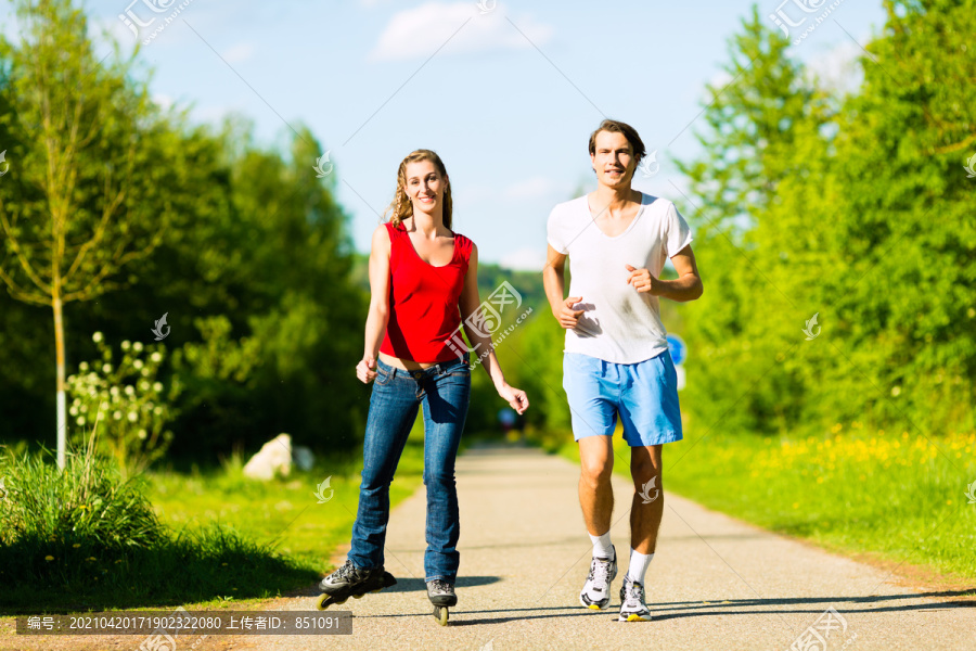 一对年轻的男女在户外运动，他在慢跑，而她在滑旱冰