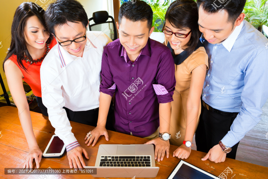 亚洲创意商业机构-团队会议在办公室与笔记本电脑