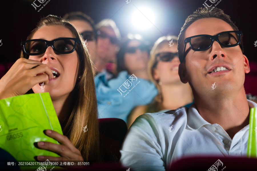 年轻人在电影院看3d电影
