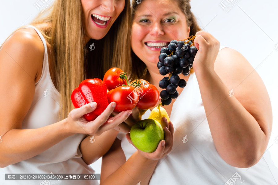 健康饮食-不同身材的快乐女性搭配水果和蔬菜