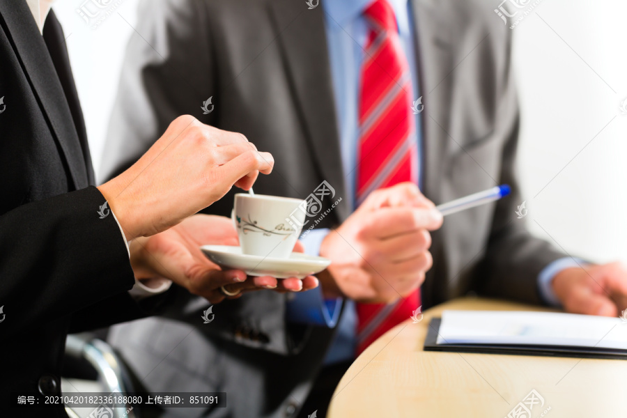 商务-两个商务人士或专业人士在办公室交谈，喝咖啡或浓缩咖啡