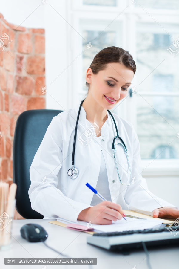 年轻的女医生坐在诊所窗户前的桌子旁写文件或档案