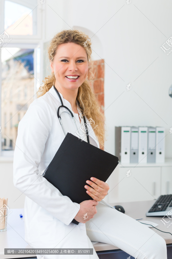 年轻的女医生坐在诊所窗口前的桌子上，手里拿着检测结果文件或档案
