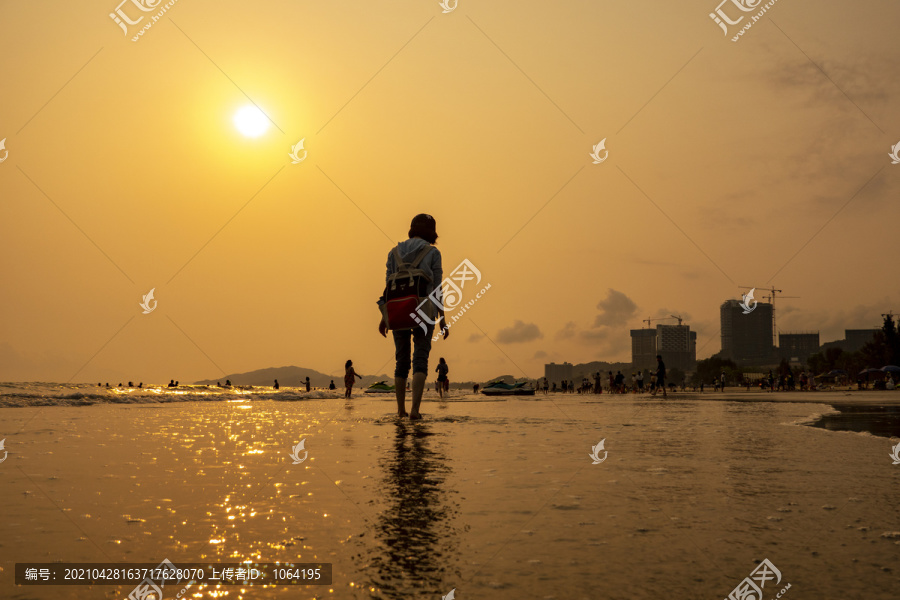 海岸边散步的游人