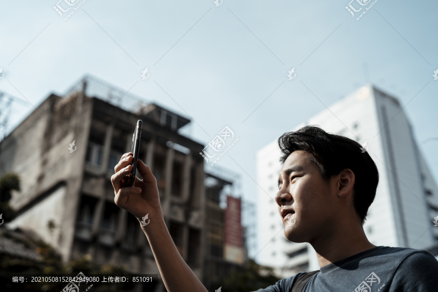 亚洲游客在曼谷使用智能手机拍照。用手机拍照。