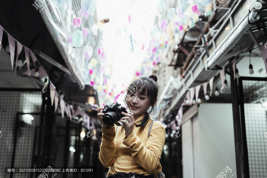 美丽可爱的卡瓦伊美丽的亚洲女摄影师在节日活动中用相机拍照。
