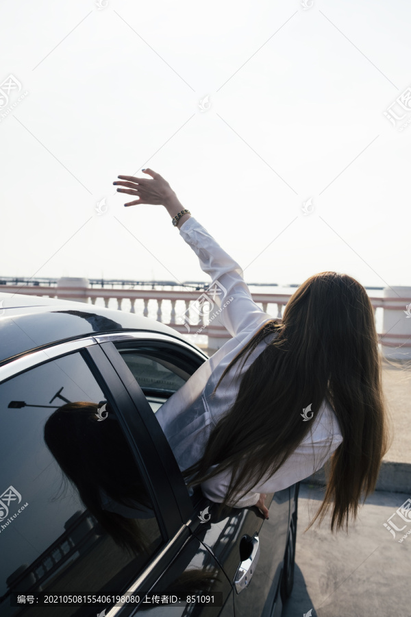 交通和车辆概念-戴眼镜的泰国妇女在车外挥手展示身体。