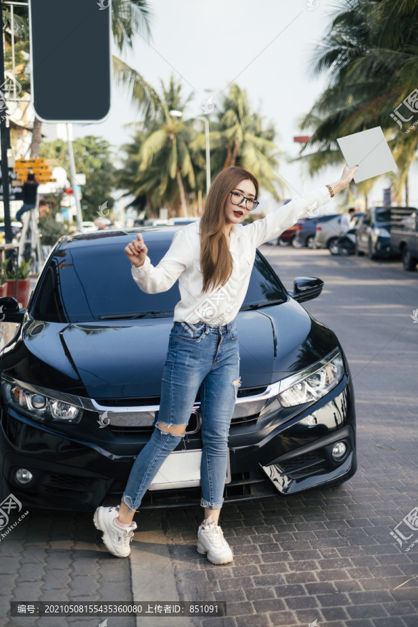交通和车辆概念-戴眼镜的泰国妇女呼救，因为汽车在海滩的街道上抛锚。