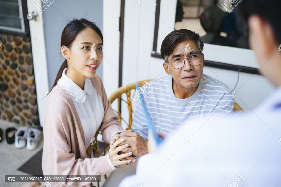 老人把自己的病情告诉了医生，并给了医生一个称赞，因为他痊愈了，她的女儿给了医生一个感激的微笑。