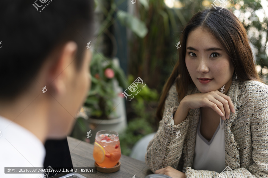 美丽的亚洲女人在咖啡馆和生意人约会。和一个男人约会。