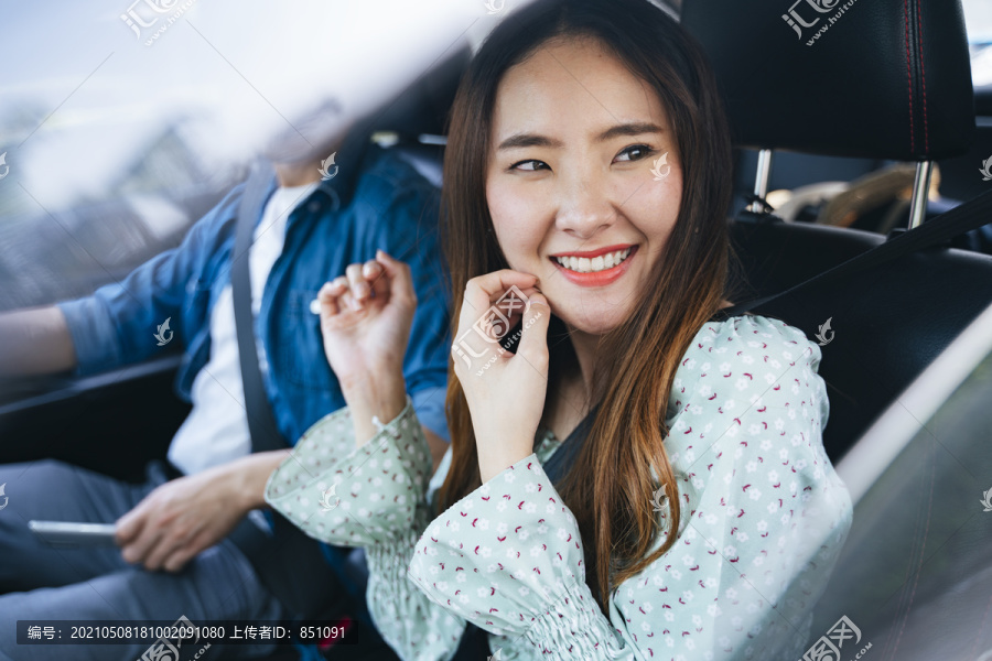 美丽的亚泰女人和她的朋友在车里旅行。