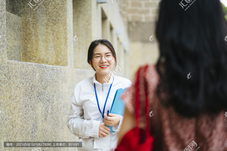 美丽的亚洲女导游与游客交谈并提供旅游信息。