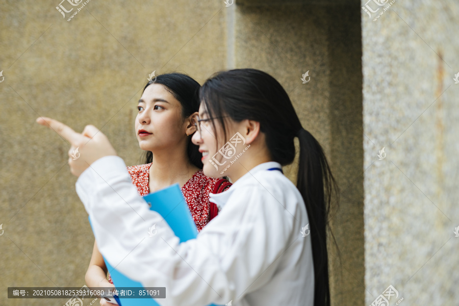 女导游给城里的女旅行者指路。