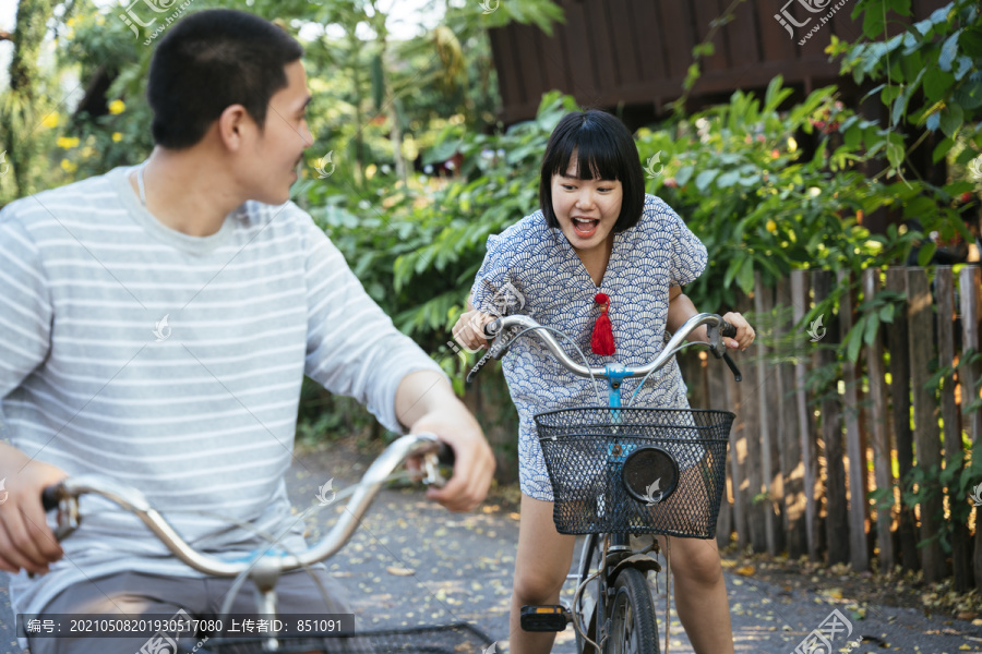 生态旅游。等等我。亚裔女子鲍勃发型尖叫男友等她。一对骑自行车的夫妇。