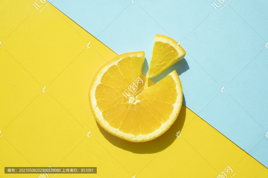 两种色调的背景，蓝色和黄色的光和影的切片莱姆和柠檬。