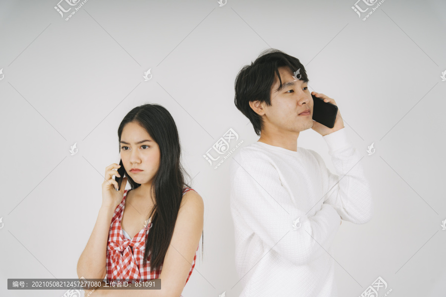 男朋友和女朋友在电话里互相交谈，互相发脾气。