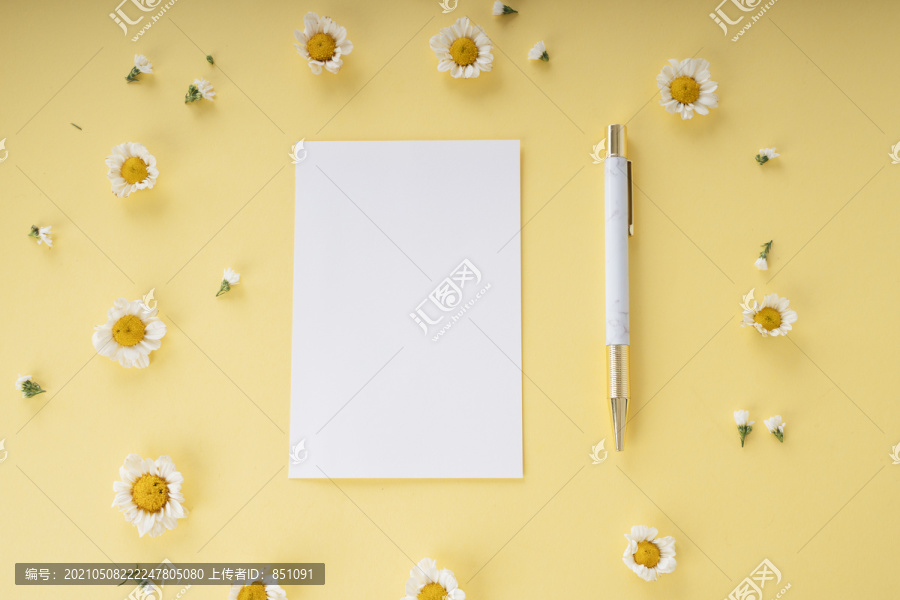 模型-白纸与金色钢笔和花。婚礼概念。